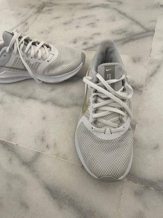 Zapatillas Nike Running Blancas y Doradas