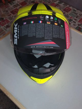 Casco de moto SMK amarillo y negro