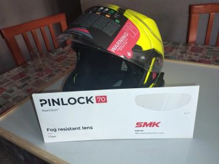 Casco de moto SMK amarillo y negro