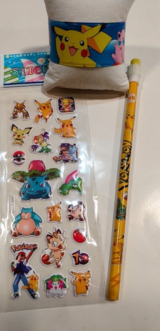 Lote Pokémon: Pulsera, Lápiz y Stickers