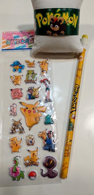 Lote Pokémon: Pulsera, Lápiz y Stickers