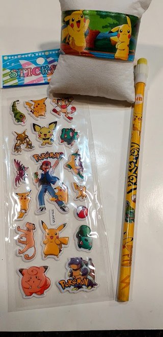 Lote Pokémon: Pulsera, Lápiz y Stickers
