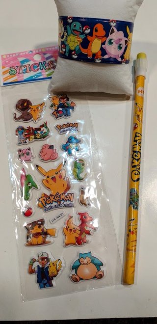 Lote Pokémon: Pulsera, Lápiz y Stickers