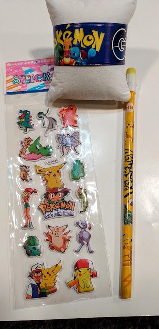 Lote Pokémon: Pulsera, Lápiz y Stickers