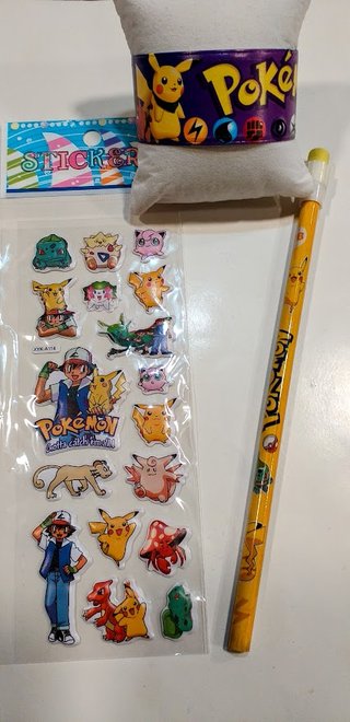 Lote Pokémon: Pulsera, Lápiz y Stickers