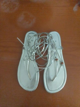 Chanclas plateadas con tiras y abalorios