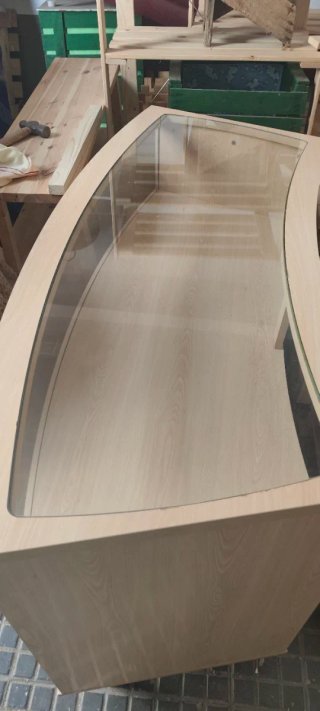 Mostrador de madera y cristal para tienda