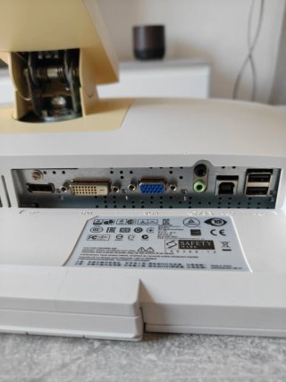Monitor 23" Fujitsu LED (Regulable/Vertical)
