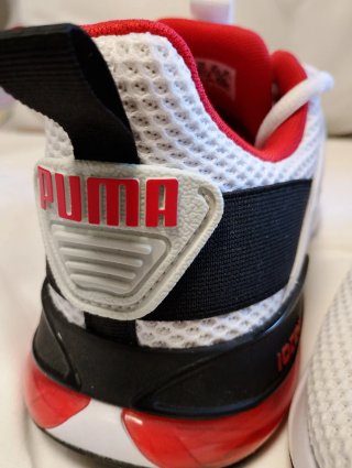 Zapatillas deportivas Puma blancas y rojas