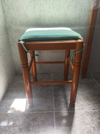 Mesa de comedor y 4 taburetes