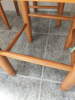 Mesa de comedor y 4 taburetes