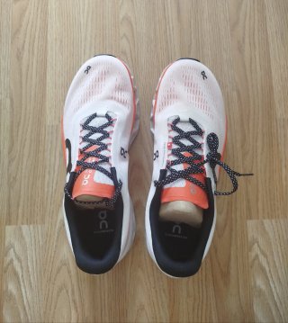 Zapatillas On Cloudmonster Blancas y Naranjas