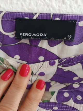 Falda Vero Moda flores moradas T-40