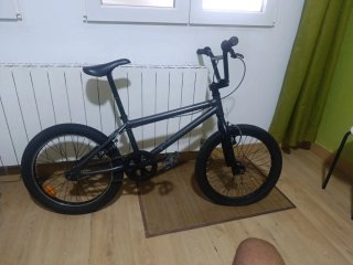 Bicicleta BMX gris