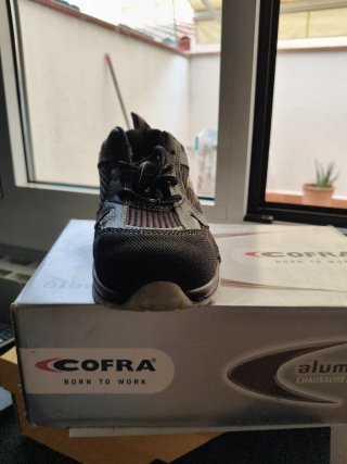 Zapatos de seguridad COFRA negros y plateados