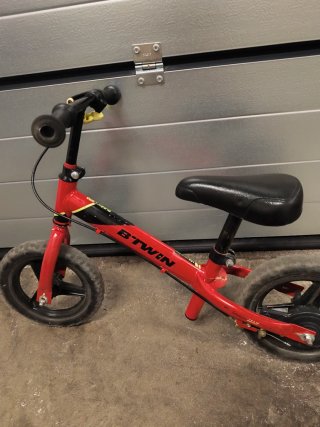 Bicicleta Btwin sin pedales roja