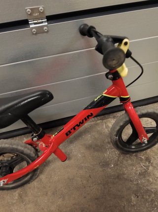 Bicicleta Btwin sin pedales roja