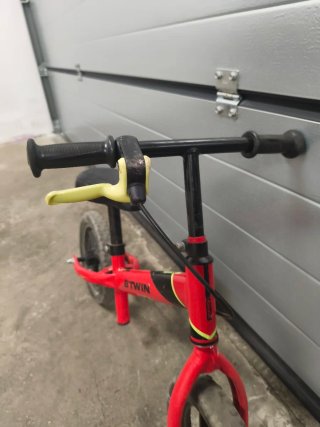 Bicicleta Btwin sin pedales roja