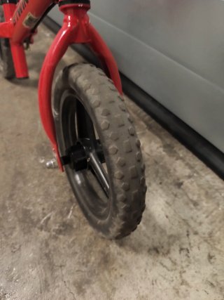 Bicicleta Btwin sin pedales roja