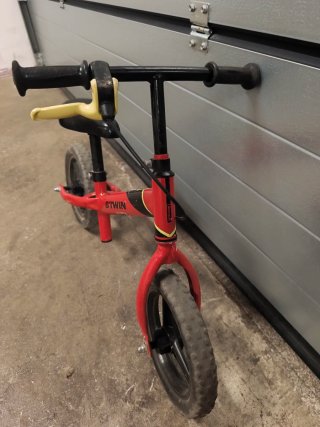 Bicicleta Btwin sin pedales roja