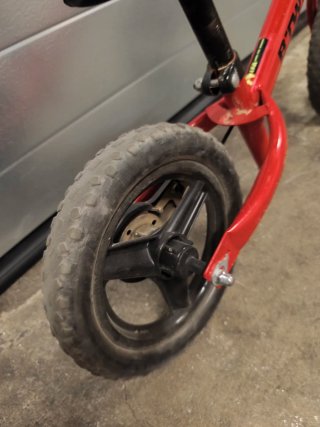 Bicicleta Btwin sin pedales roja