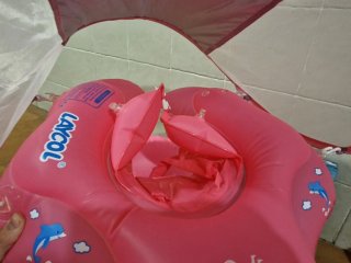 Flotador bebé con sombrilla rosa