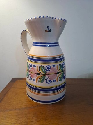Jarrón de cerámica pintado a mano