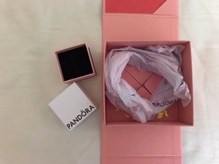 Caja regalo Pandora rosa con lazo