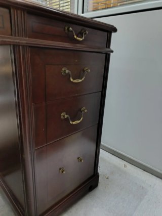 Mesa de despacho de madera y cuero