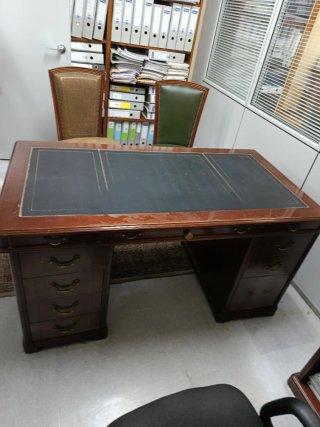 Mesa de despacho de madera y cuero