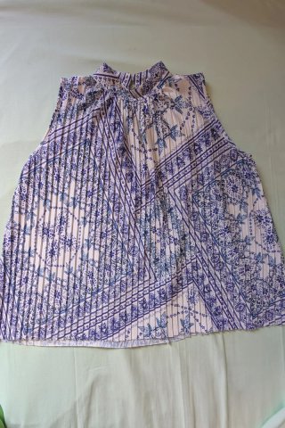 Blusa plisada azul y blanca sin mangas