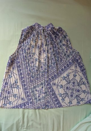 Blusa plisada azul y blanca sin mangas