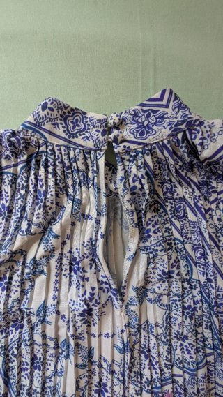 Blusa plisada azul y blanca sin mangas