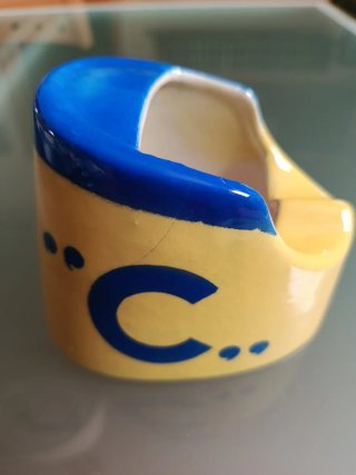 Cenicero antiguo amarillo y azul