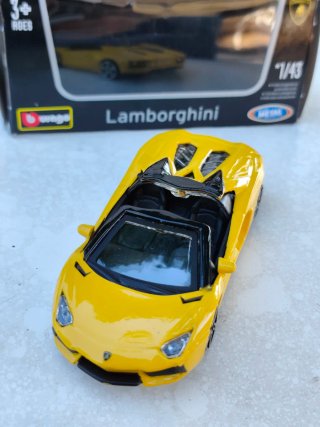 Burago Lamborghini Aventador Roadster 1:43