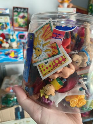 Bote de 1 kilo con figuras y muñecos años 80 90
