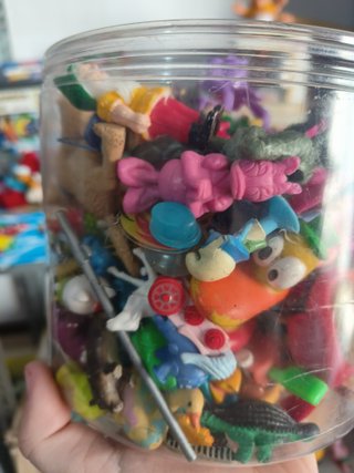 Bote de 1 kilo con figuras y muñecos años 80 90