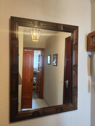 Espejo casteñano de madera con marco decorado
