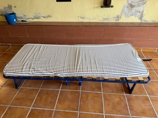 Cama plegable con colchón (ikea)