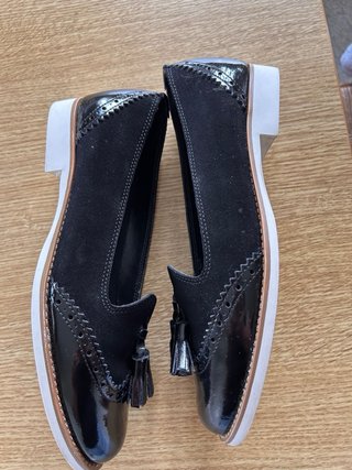 Zapatos planos negros con flecos