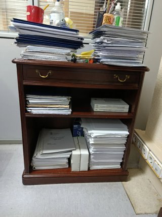 Mesa auxiliar de madera para despacho