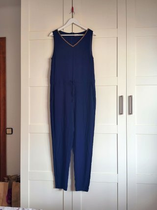 Mono Amichi cuello V con detalles dorados T.M