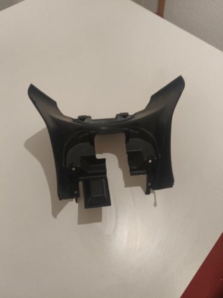 Tapa inferior bajo asiento Yamaha Aerox.