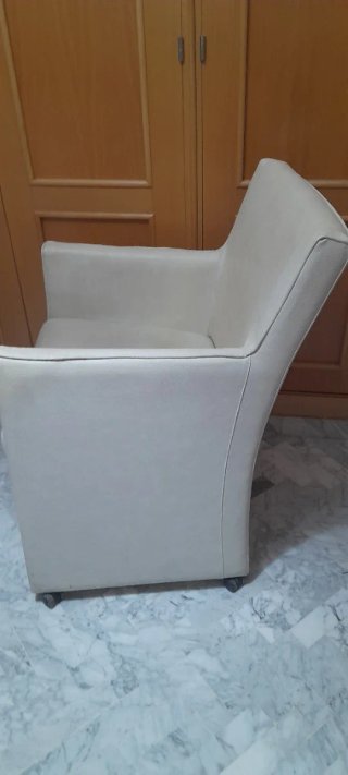 Sillón polipiel beige con cojín