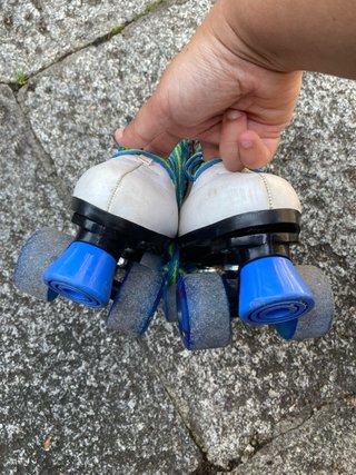Patines blancos con cordones de colores