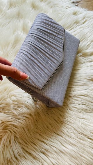 Bolso de fiesta plateado con cadena