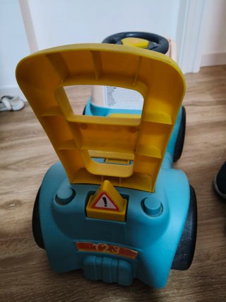 Andador infantil con diseño de camión