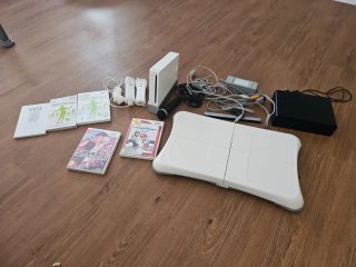 Nintendo Wii + Wii Fit + Mario Kart + 2 mandos