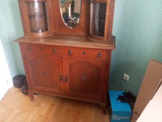 Armario antiguo de madera con vitrinas