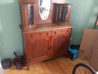 Armario antiguo de madera con vitrinas